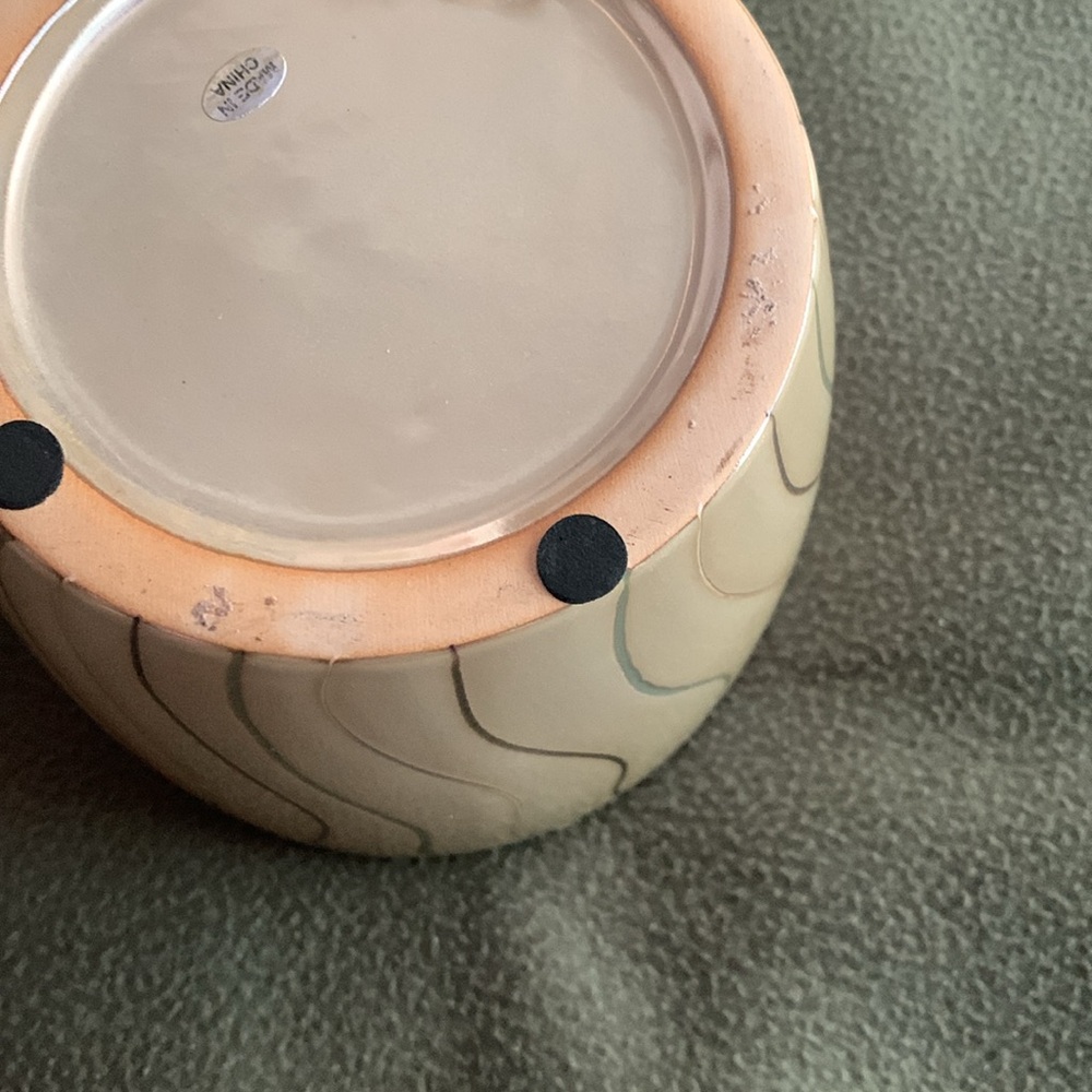 New beautiful gold flower pot with decorative lines. See pictures for size. - Picture 6 of 8
